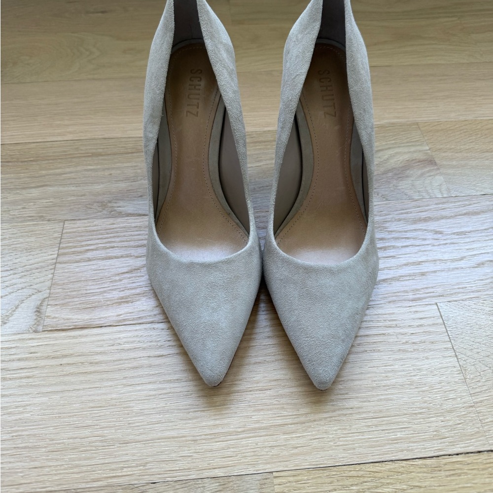 SCHUTZ Tan Heels Classic Pointed Toe Design